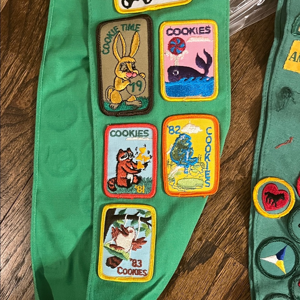 VINTAGE 70s 80s Green Girl Scouts Sash with Vintage Badges Patches - Picture 7 of 9